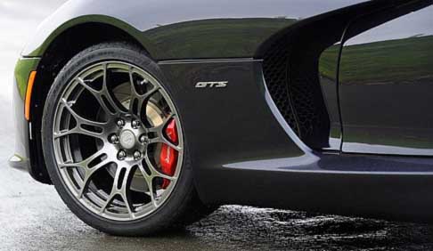SRT - Nuova SRT Viper GTS 2013 dettaglio ruota anteriore width=