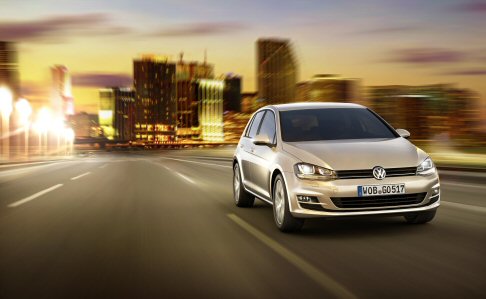 Volkswagen - La lunga storia di successo della Volkswagen Golf inizia nel 1974, ben 38 anni fa, e generazione dopo generazione è riuscita sempre a confermare la propria leadership sul mercato con 29,13 milioni di esemplari venduti, un risultato davvero straordinario. width=