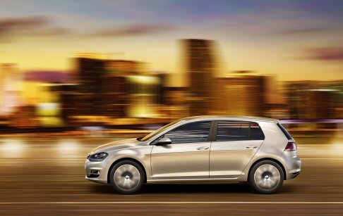 Volkswagen - “L’abitacolo conferisce alla vettura il cosiddetto aspetto cab-backward, espressione che le proporzioni delle vetture delle classi superiori, nelle quali il cofano motore è lungo e il vano passeggeri è spostato decisamente verso il posteriore”. width=