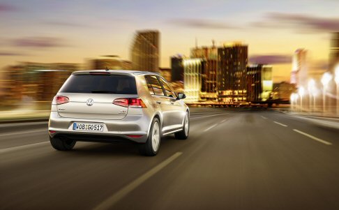 Volkswagen - La gamma dei motori a benzina impiega TSI sovralimentati a iniezione diretta (4 cilindri a quattro valvole). Le motorizzazioni disponibili al debutto della nuova Golf offrono 85 e 140 CV di potenza. width=