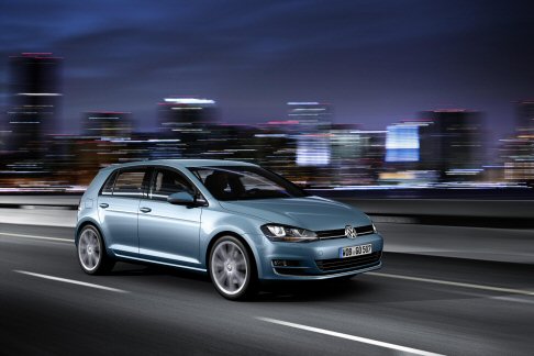 Volkswagen - Per la prima volta la Golf viene inoltre proposta con il sistema di gestione attiva dei cilindri ACT, applicato al TSI 140 CV. Questo dispositivo innovativo, finalizzato al contenimento dei consumi, entra in funzione a basso e medio carico. width=