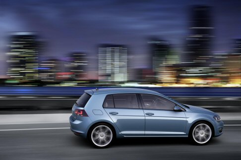Volkswagen - Rinnovata anche la gamma di motori Diesel. I motori a gasolio a iniezione diretta disponibili, anch’essi sovralimentati a 4 cilindri con quattro valvole, erogano 105 e 150 CV di potenza. width=