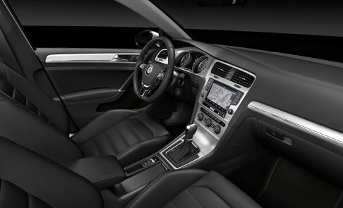 Volkswagen - La nuova Golf , disponibile per il lancio sul mercato nelle tre linee di allestimento Trendline (versione di accesso), Comfortline (allestimento intermedio) e Highline, è attesa nelle concessionarie italiane a partire da ottobre 2012. width=