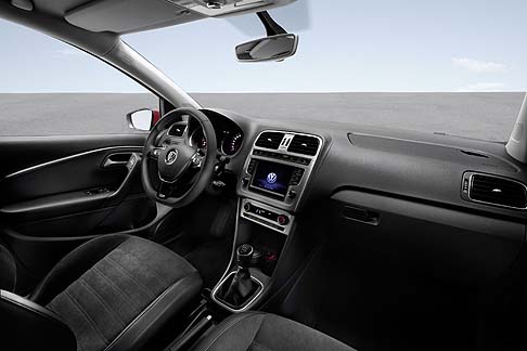Volkswagen  - La versione Comfortline aggiunge i cerchi in lega leggera da 15 pollici, ParkPilot, radio Composition Touch e indicatore multifunzione Plus.  width=