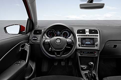 Volkswagen  - Il tocco finale è dato dalla pedaliera in alluminio, tappetini in tessuto con bordo colorato, illuminazione ambiente a LED di colorazione bianca nella zona della consolle centrale. width=