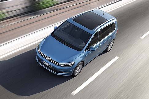 Volkswagen - Grazie alla riduzione del peso (62 kg in meno), ottenuta attraverso l’impiego di tecnologie innovative per la costruzione dei sistemi di propulsione e della carrozzeria, la vettura risulta più efficiente. width=