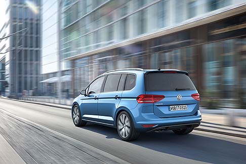 Volkswagen - Stilisticamente, l’aspetto della Touran viene esaltato dalle dotazioni R-Line sviluppate dalla Volkswagen R, che comprende paraurti specifici e abitacolo con rivestimenti dei sedili esclusivi. width=