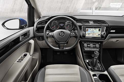 Volkswagen  - Completamente rinnovati anche i sistemi dedicati all’infotainment. Troviamo ben cinque dispositivi di radio e radio-navigazione. width=
