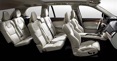Volvo - I rivestimenti abbinano materiali come morbida pelle e legno a dettagli realizzati di fattura artigianale che prevedono la presenza di una leva del cambio in cristallo di Orrefors, nota cristalleria svedese.  width=