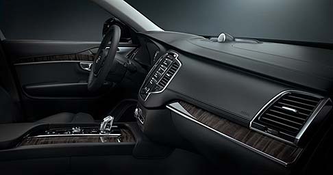 Volvo - La nuova Volvo XC90 può essere richiesta con impianto di climatizzazione quadrizona, con possibilità di regolazione individuale.  width=