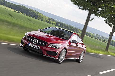 Mercedes-Benz - Arriveranno a partire da settembre nelle concessionarie del marchio, le rinnovate compatte Mercedes CLA 45 4MATIC, CLA 45 4MATIC Shooting Brake e GLA 45 4MATIC, che offrono ora innovazioni tecniche ed allestimenti ancora più personalizzati.  width=