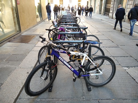 Nuove rastrelliere Reggio Emilia - Nuove rastrelliere antiestetiche installate in via Filippo Corridoni in zona centro a Reggio Emilia