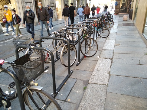 Nuove rastrelliere Reggio Emilia - La beffa delle nuove rastrelliere molto meno funzionali delle vecchie di Reggio nell´Emilia