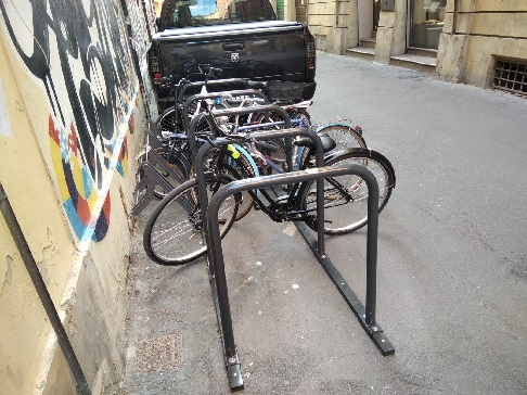 Nuove rastrelliere Reggio Emilia - Nuove rastrelliere a Reggio Emilia un pugno nell'occhio... le nuove rastrelliere occupano lo spazio di una vettura, di lato in verticale c'è appoggiata una vecchia rastrelliera che occupava lo spazio di una ruota di macchina