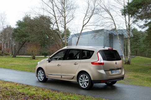 Renault - Entrambe sfileranno a Ginevra accanto alla neonata Scenic XMOD Cross. width=