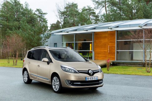 Renault - Più in generale si notano l’eleganza delle linee e la qualità dei materiali utilizzati, per un risultato all’insegna del dinamismo. width=