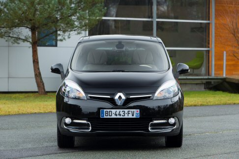 Renault - Scénic XMOD e Scénic adottano la nuova identità di design del marchio, focalizzando la proria attenzione sul logo frontale, ingrandito, che spicca sul fondo nero brillante. width=