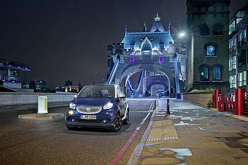 Smart - La nuova forfour condivide molti elementi di design con la fortwo. La differenza tra i due modelli si coglie nel profilo laterale. width=