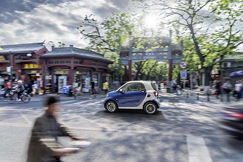 Smart - Anche nelle nuove smart troviamo il portellone posteriore sdoppiato, che agevola le operazioni di carico anche nei parcheggi più angusti.  width=