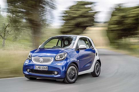 Smart - Tra le novità stilistiche, la nuova smart presenta la mascherina del frontale leggermente più ampia e disponibile nelle tonalità black, cool silver e white, oltre ad altri colori. width=