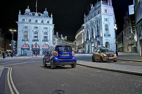 Smart - La smart fortwo presenta un’ampia porta che si estende fino al montante posteriore, con un cristallo privo di cornice.  width=