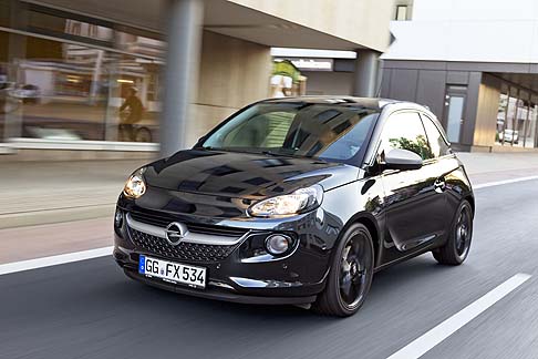 Opel - La Opel Adam, in versione Black Link e White Link, farà capolino al prossimo Salone di Francoforte, per stupire i visitatori con le nuove soluzioni dedicate all’infotainment. width=