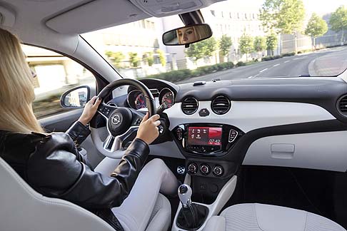 Opel - Il sistema di infotainment IntelliLink di Opel è dotato di schermo touch screen a colori da 7 pollici e comprende l’app Tune-in, BringGo e Stitcher. width=