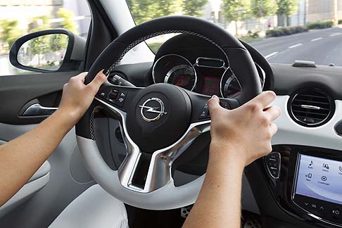 Opel - Per quanto riguarda l’estetica, le due vetture vengono proposte nelle tinte I’ll be Black o Saturday White Fever.  width=