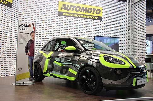 Opel - L’EICMA riserva uno spazio alla solidarietà , qui rappresentata da una versione speciale della Opel ADAM, realizzata da Valentino Rossi e Aldo Drudi nell’ambito di un progetto promosso da Opel. width=