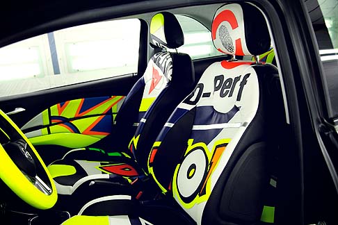 Opel - Nei tre mesi di lavoro che hanno visto all’opera un team di 4 persone guidate da Drudi la livrea è stata ridisegnata completamente, mentre gli interni sono stati rivestiti in pelle Dainese. width=