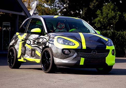 Opel - Valentino Rossi e Aldo Drudi hanno ricreato la vettura ispirandosi all’universo grafico del campione, utilizzando i suoi simboli e i suoi segni grafici più noti e a lui riconducibili. width=
