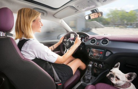 Opel - Opel Adam consente al marchio di accedere al segmento A, con una proposta che fonde design ricercato con la possibilità di personalizzazioni illimitate, che la rendono unica nel panorama del suo mercato. width=