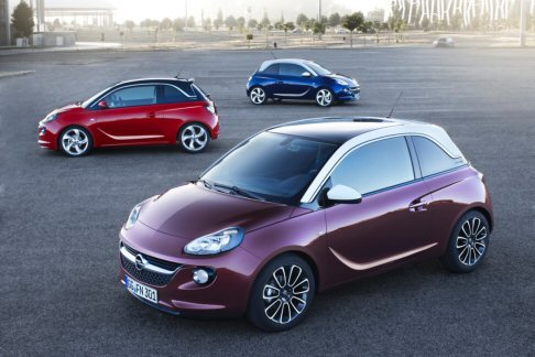 Opel - A differenza delle dirette competitors, ADAM rifiuta lo stile retrò, puntando su un aspetto più contemporaneo. Il tetto sospeso appare staccato dalla carrozzeria, consentendo di ottenere una perfetta combinazione cromatica bicolore. width=