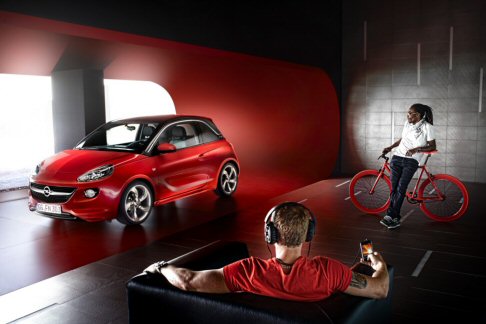 Opel - Sulle fiancate compaiono stilemi come la forma a lama nella parte inferiore della portiera e la caratteristica onda d’urto intorno alle maniglie. width=