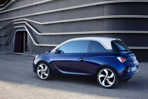 Opel - Un livello elevato di sicurezza passiva è garantito dalla cella passeggeri ultrarigida realizzata in acciaio altoresistenziale, accompagnata da airbag anteriori, laterali e a tendina. width=