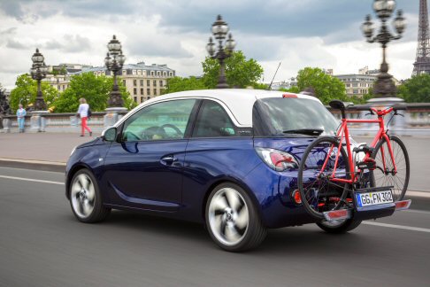 Opel - Completamente integrato, la dotazione è disponibile su richiesta, consentendo ai proprietari di ADAM di muoversi in città al volante della propria vettura o in sella alla propria bicicletta. width=