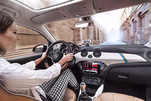 Opel - Non mancano le innovazioni dedicate alla sicurezza e al comfort, come il sistema di assistenza al parcheggio Park Assist e il sistema di infotainment Opel di nuova generazione IntelliLink. width=