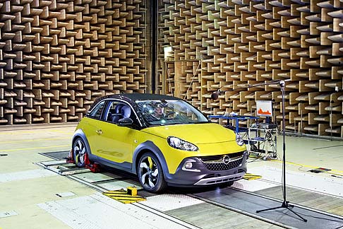 Opel - Attesa sul mercato a partire da settembre prossimo, la nuova Opel ADAM ROCKS sta effettuando gli ultimi test per affinare le proprie qualità sonore prima dell’arrivo in concessionaria. width=