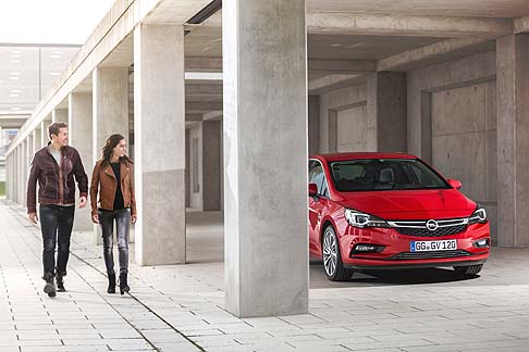 Opel - Leggera, agile e con un design elegante, la nuova Opel Astra è nuova sotto ogni aspetto.  width=
