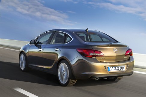 Opel - Esteticamente, la vettura offre un profilo elegante e slanciato. La linea del tetto si arcua leggermente sulla zona passeggeri, per discendere attraverso il lunotto fortemente inclinato.  width=