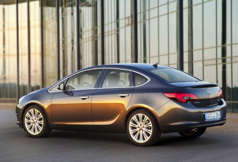 Opel - L’equipaggiamento include un’ampia serie di funzionalità tecnologiche insolite nel suo segmento. I fari Advanced Forward Lighting (AFL+) con luci al bi-xenon e una serie di funzioni avanzate. width=