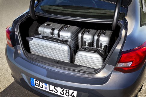 Opel - Il telaio attivo FlexRide adatta gli ammortizzatori alle condizioni di guida prevalenti e offre la possibilità di scegliere tra tre modalità, Standard, Tour e Sport. width=