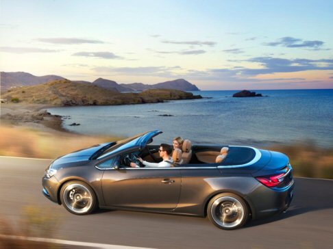Opel - Il design di Cascada riflette l’eleganza classica delle “Grandes Routières” di un’epoca un po’ lontana, ma comunque di grande fascino.  width=