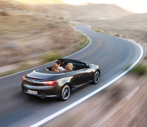 Opel - L’isolamento termico e acustico sono garantiti da uno strato speciale di pile di poliestere posto tra lo strato esterno e il rivestimento interno.  width=