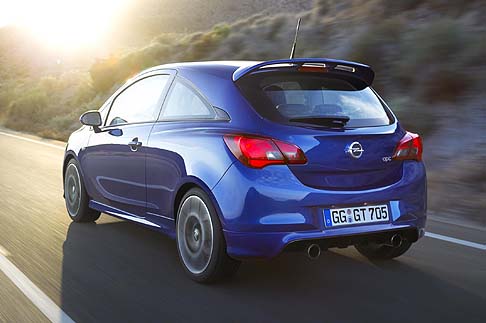 Opel - Per trasferire la potenza sulla strada nel miglior modo possibile, gli ingegneri Opel hanno testato la nuova Corsa OPC al Nürburgring con gli specialisti di Koni. width=