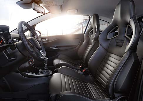 Opel - Per chi desidera guidare in assetto da corsa è disponibile il pacchetto performance di Corsa OPC. width=