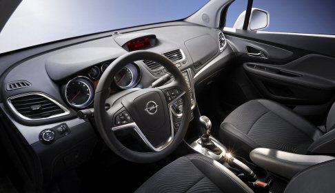 Opel - Opel Mokka, con i suoi 4,28 metri di lunghezza, promette spazio e comfort per cinque occupanti, senza dimenticare un ricco corredo tecnologico.  width=