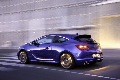 Opel - La nuova coupé sportiva compatta, l’Astra OPC assicura grazie alla potenza di 206 kW pari a 280 CV, le prestazioni più elevate di sempre, con l’Astra più potente di tutti i tempi. width=