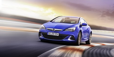 Opel - Opel Astra OPC sorpende per le sue doti dinamiche, esaltate dal motore turbo benzina a iniezione diretta 2.0 litri da 280 CV, in grado di raggiungere la velocità massima di 250 km/h. width=