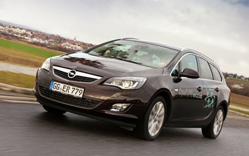 Opel - Grazie al programma Opel GPL-TECH gli automobilisti possono ridurre di oltre il 40% i costi di gestione per il carburante e del 15% le emissioni di CO2. width=